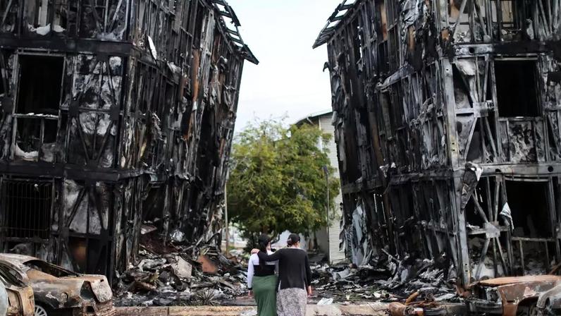 Pessoas observam prédios incendiados após um terremoto de magnitude 7,2 atingir a Venezuela e outras regiões do Caribe em 30 de junho de 2026 em Caracas, Venezuela