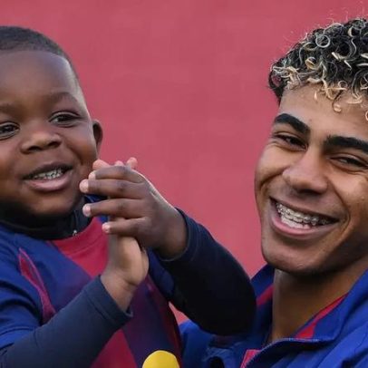Irmão de 4 anos de Lamine Yamal encanta com momentos fofos na Copa 2026