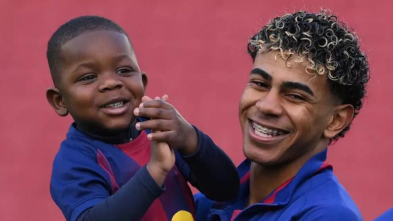 Fã de Shakira e praticante de golfe: com só 4 anos de idade, o irmão mais novo de Lamine Yamal, da Espanha, estoura o fofurômetro da Copa 2026 com esses 4 momentos divertidos.