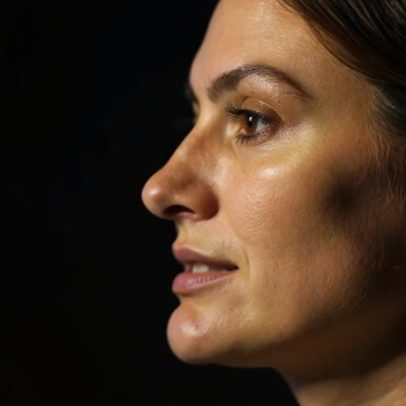 Aliados de Flávio Bolsonaro divulgam imagem de Michelle com uniforme do PT