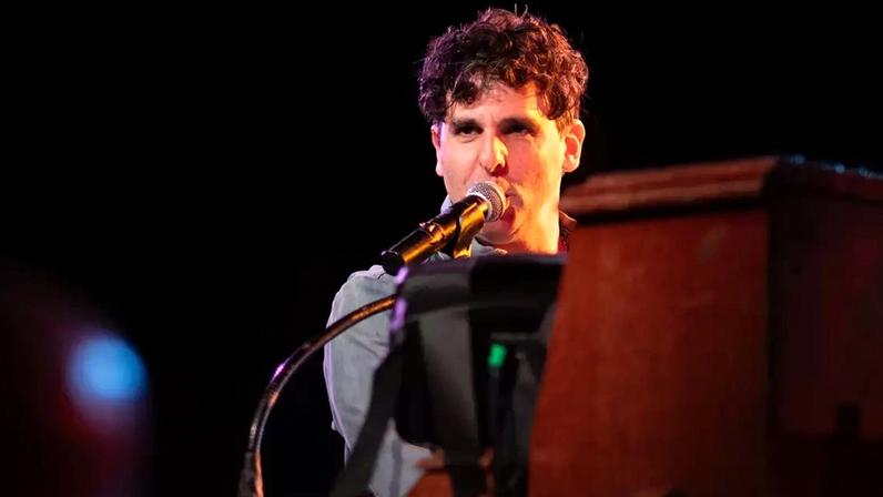 Adam Weiner em apresentação do Low Cut Connie