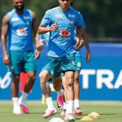 Douglas Santos abraça apelido e resume fase na Seleção com excelência
