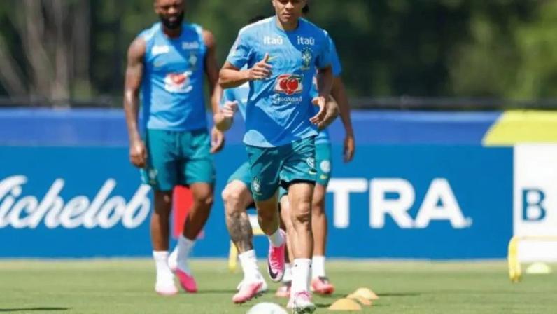 Douglas Santos transforma desconfiança em confiança e explica sucesso na Copa –