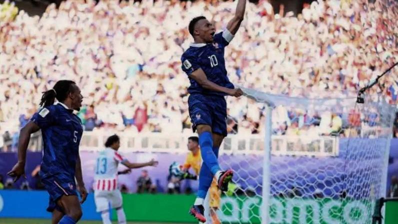 França sofreu com a retranca paraguaia durante todo o primeiro tempo e não conseguiu abrir o placar –