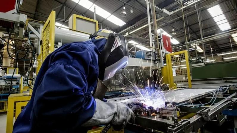 Com perda de maio, produção industrial ainda ficou 4,5% acima do nível de fevereiro de 2020, mês anterior ao início da pandemia, mas 13% abaixo do pico atingido em maio de 2011
