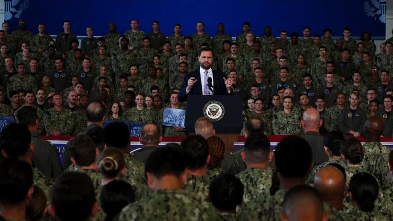 O vice-presidente dos EUA, JD Vance, durante evento que marca os 250 anos das Forças Armadas americanas na Estação Aérea Naval de Oceana, em Virginia Beach, Virgínia, em 1º de julho de 2026. Foto: via REUTERS - Ken Cedeno / RFI