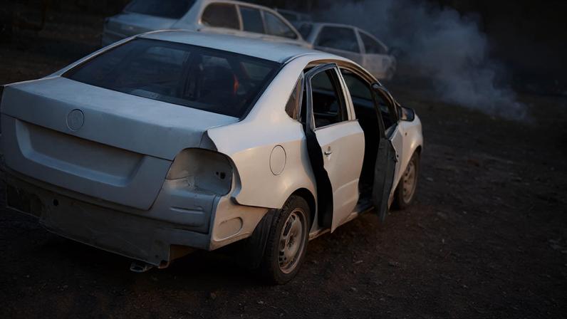 Carros destruídos após um ataque russo em Kiev, na Ucrânia; bombardeios deixaram mortos e feridos na capital ucraniana nesta segunda-feira (6).