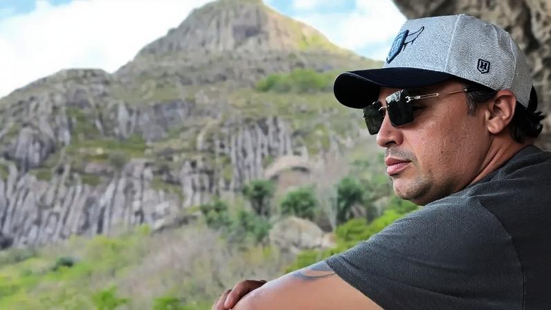 Filho de ex-Cavaleiros do Forró Neto Araújo se envolveu em acidente de carro, um dia após morte do pai e na estrada para o velório; saiba estado de saúde.