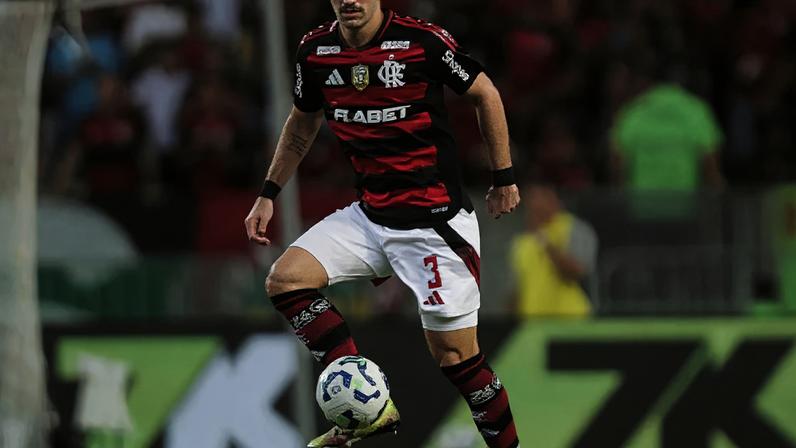 Léo Ortiz em campo no jogo entre Flamengo x Fortaleza, pelo Campeonato Brasileiro de 2025 (Fotos: Gilvan de Souza/Flamengo)