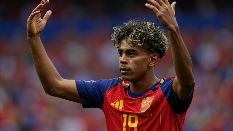 Lamine Yamal em campo pela Espanha contra a Áustria –