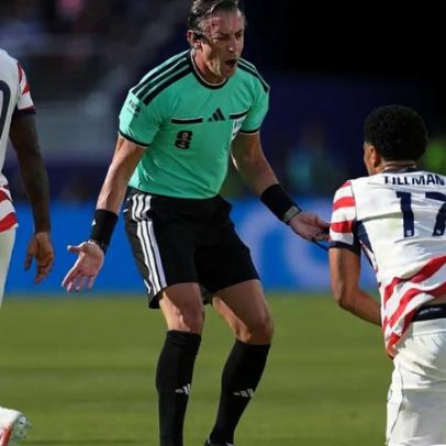 Balogun explica gesto a Raphael Claus após expulsão na Copa
