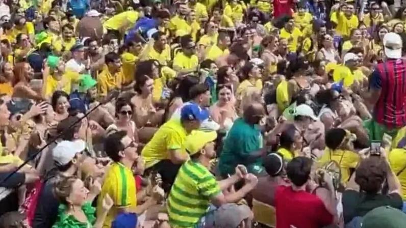 Torcida do Movimento Verde Amarelo fazendo o créu, nos Estados Unidos –