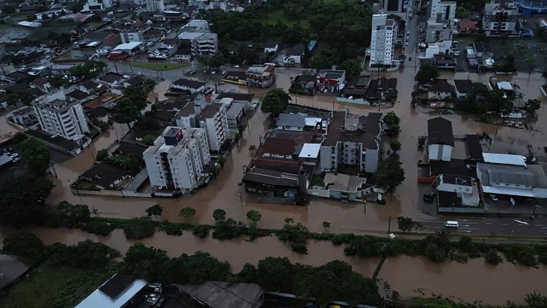 A frente fria que atua sobre Santa Catarina mantém o tempo instável e provoca temporais em parte do estado