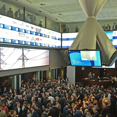 Ibovespa volta a 174 mil pontos com aposta na Selic; dólar cai