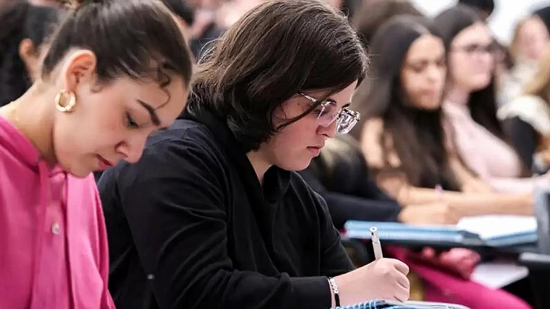 Estudantes que se preparam para o vestibular em aula extensiva de matemática