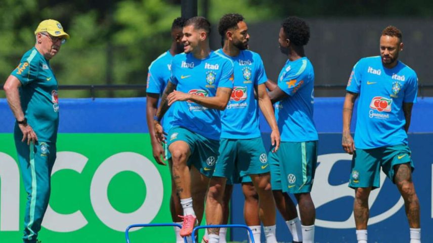 O treinador Carlo Ancelotti observa os jogadores durante um treino do Brasil para enfrentar a Noruega neste domingo (5) por uma vaga nas quartas de final da Copa.