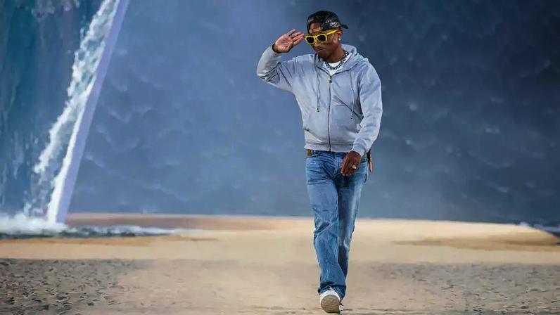Pharrell Williams caminha na passarela durante o desfile masculino Primavera/Verão 2027 da Louis Vuitton, em Paris, França. (Foto: Stephane Cardinale