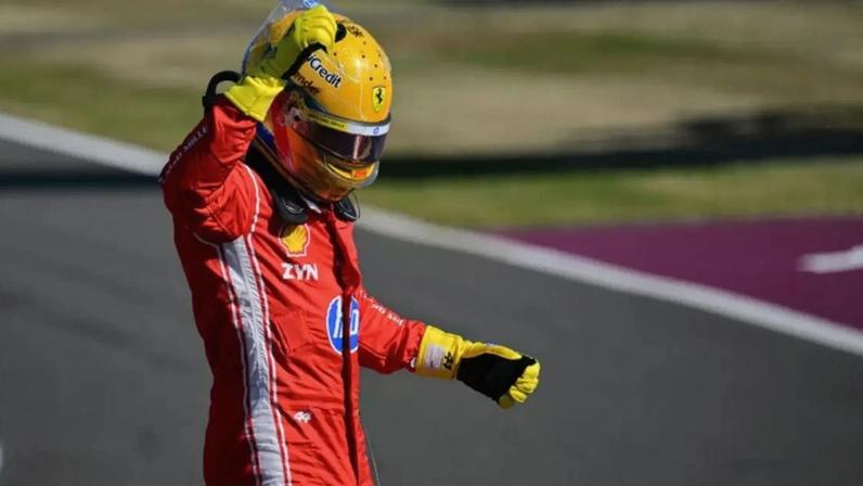 Hamilton celebra pole position em Silverstone