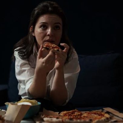 Canetas emagrecedoras ajudam, mas não resolvem fome emocional