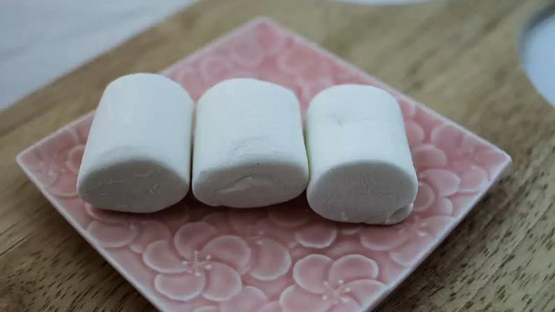 O marshmallow é um doce macio e aerado que se popularizou e ganhou o mundo, mas sua origem remonta ao uso medicinal da planta Althaea officinalis. Antigamente, a raiz era usada para aliviar dores de garganta e problemas digestivos, até que a receita evoluiu para um doce açucarado.