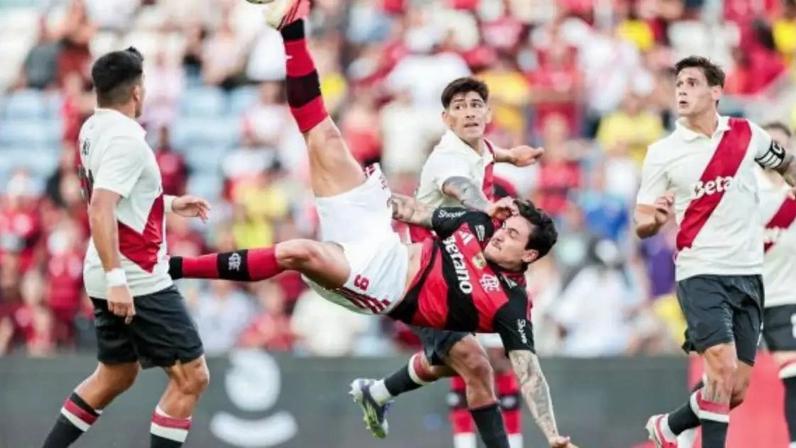 Foto: Gilvan de Souza / Flamengo - Legenda: Pedro busca finalização diante da marcação dos argentinos / Jogada10