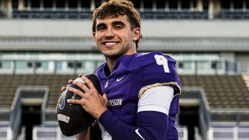 Davi Belfort com o uniforme da Universidade James Madison