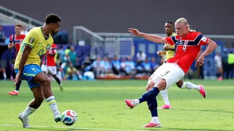 Haaland chuta para fazer seu segundo gol na partida –