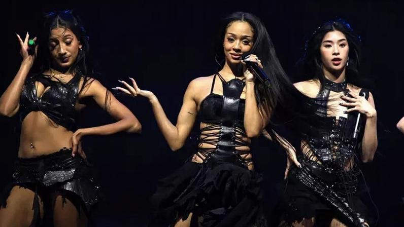 Lara Raj, Manon Bannerman e Sophia Laforteza em show do Katseye
