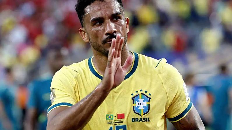 Danilo falou com os jornalistas após eliminação do Brasil