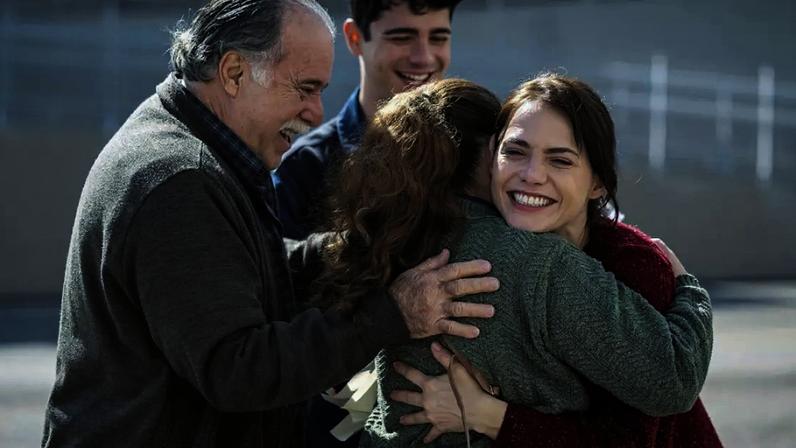 Otoniel, Elisa e Mau Mau vão receber Adriana na porta do presídio: liberdade condicional e início da vingança da protagonista