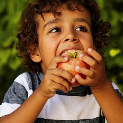 Som e crocância dos alimentos ajudam crianças seletivas a comer melhor