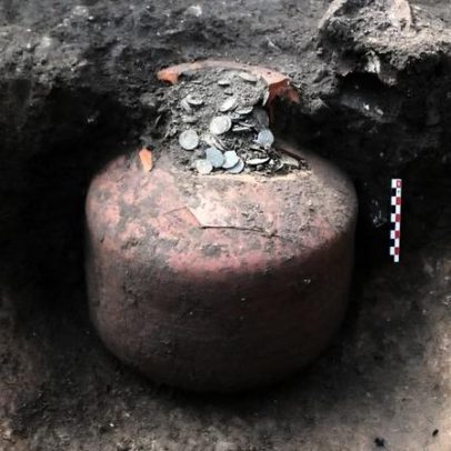 Arqueólogos na França desenterram jarro com dezenas de moedas romanas