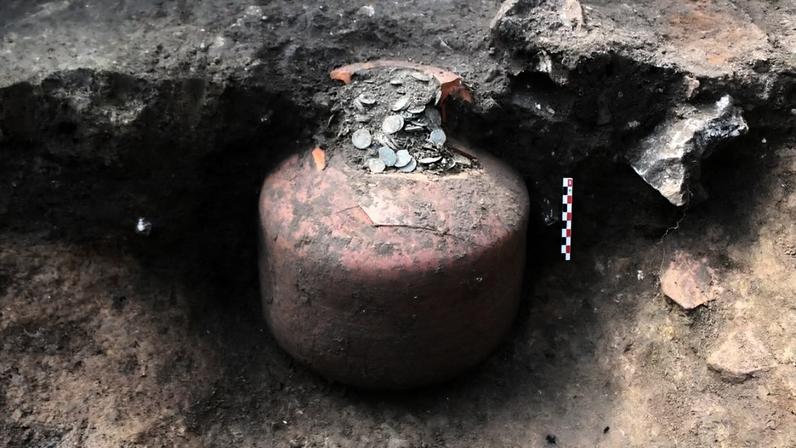 Arqueólogos na França desenterraram um jarro cheio de dezenas de milhares de moedas romanas que datam de 1.800 anos atrás.