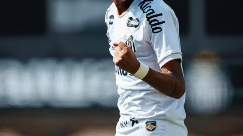 Ex-Robinho Jr, Juninho marcou um gol e deu uma assistência na vitória do Santos sobre o União São João, por 3 a 0.