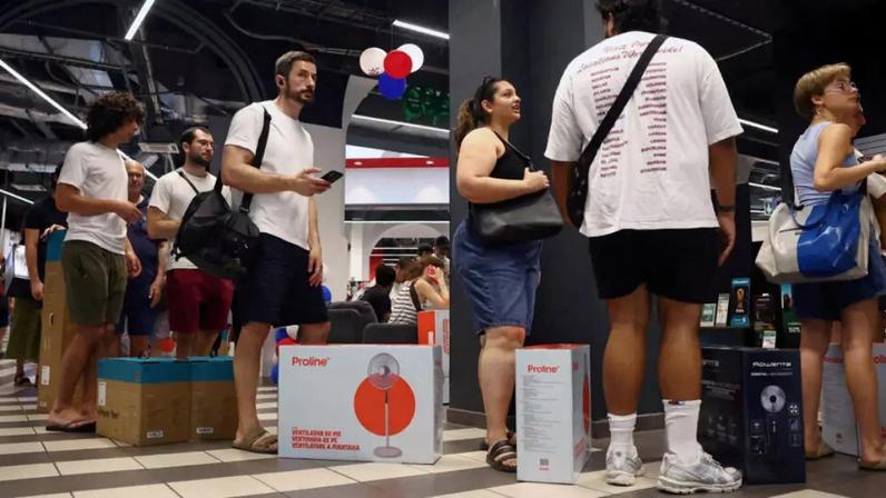 Antes do início da onda de calor, as pessoas já faziam filas para comprar ventiladores ou aparelhos de ar-condicionado (foto de 23 de junho de 2026). Mas desde que uma nova alta de temperatura foi anunciada, as lojas se tornaram palco do confusão até agressões entre os consumidores em busca desse tipo de equipamento (imagem ilustrativa).
