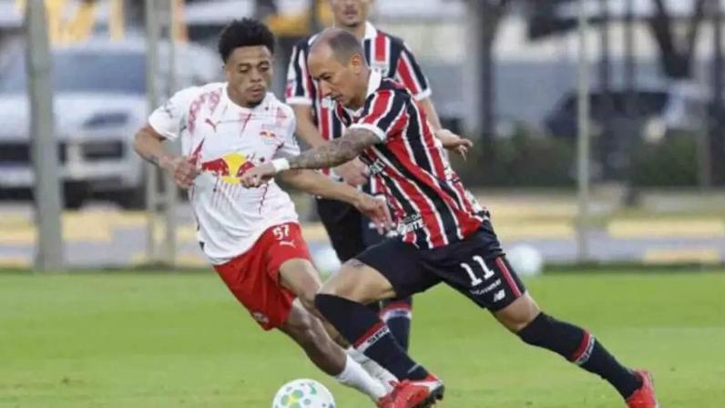 São Paulo luta, mas não sai do zero em jogo-treino como Bragantino. Rubens Chiri / Perspectiva