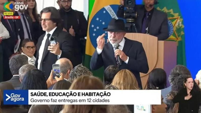 O presidente Luiz Inácio Lula da Silva mostra o dedo do meio em transmissão ao vivo do governo federal