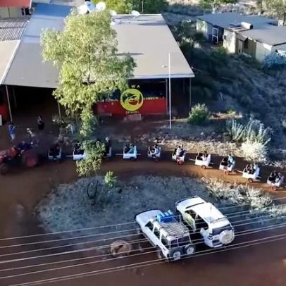 Tambores velhos viram transporte escolar em comunidade remota da Austrália