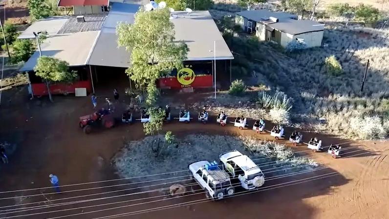 No isolado deserto vermelho do Pilbara, no oeste da Austrália, uma iniciativa de reciclagem criativa transformou a rotina educacional do povo Martu, na minúscula comunidade aborígene de Punmu, que fica localizada a 640 km de Port Hedland.