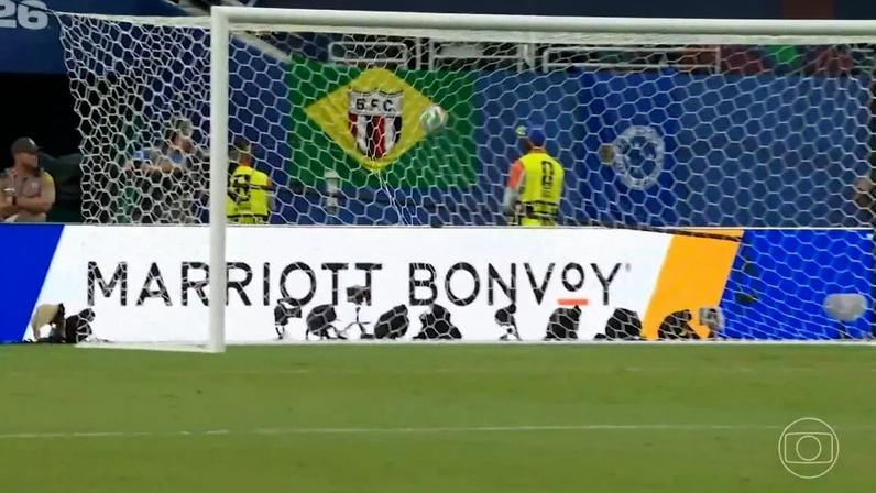 Bruno Guimarães vibra na partida entre Brasil e Japão — Foto: Stefan Koops/EYE4IMAGES/NurPhoto via Getty Images