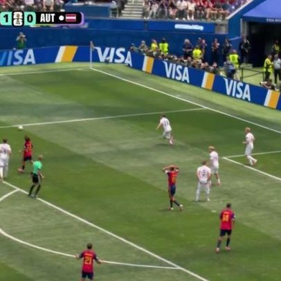 Chute da área é defendido por Lamine Yamal aos 46' do 1º tempo