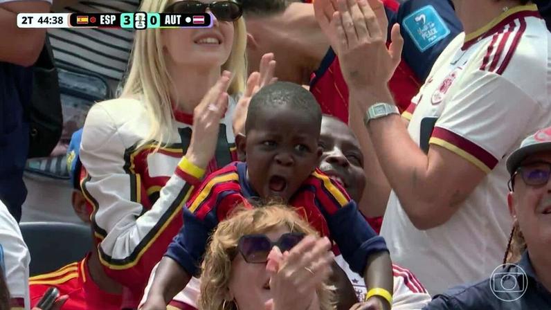 Momento fofura! Irmãozinho de Yamal vibra com gol da Espanha