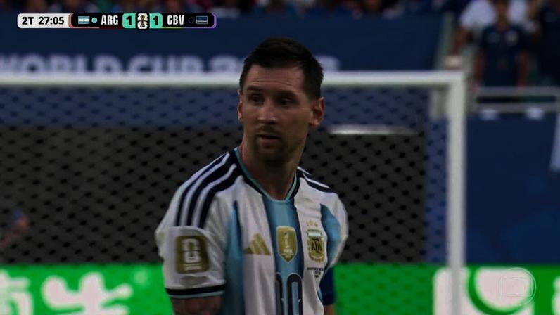 Messi defende falta aos 27 min do 2º tempo em Argentina x Cabo Verde