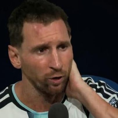 Messi é tietado por atletas de Cabo Verde e faz brincadeira sobre campo