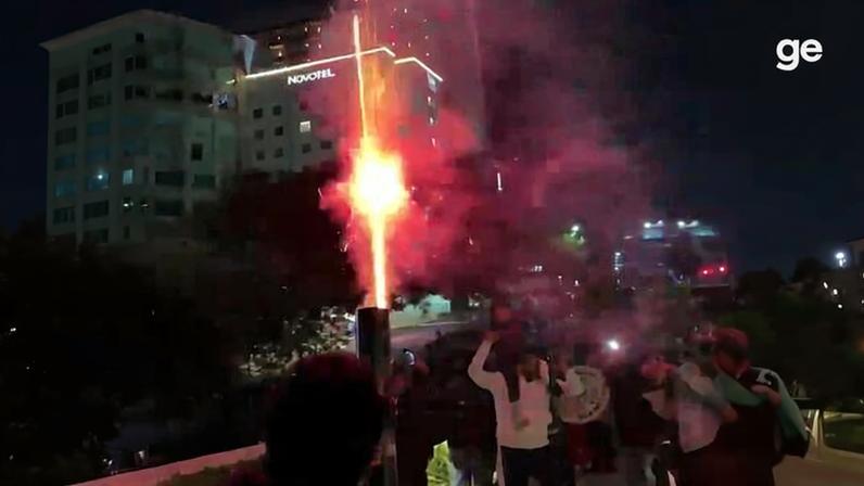 Torcedores mexicanos fazem foguetório em frente ao hotel da Inglaterra antes do confronto na Copa do Mundo — Foto: Reprodução/X