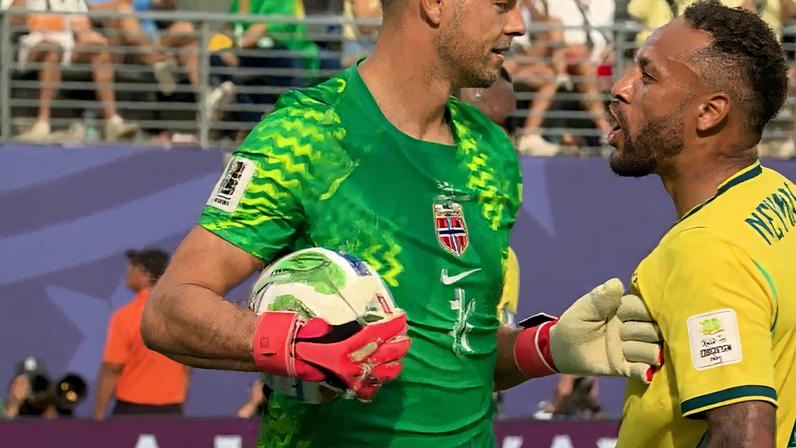 Neymar marca de pênalti e discute com goleiro da Noruega