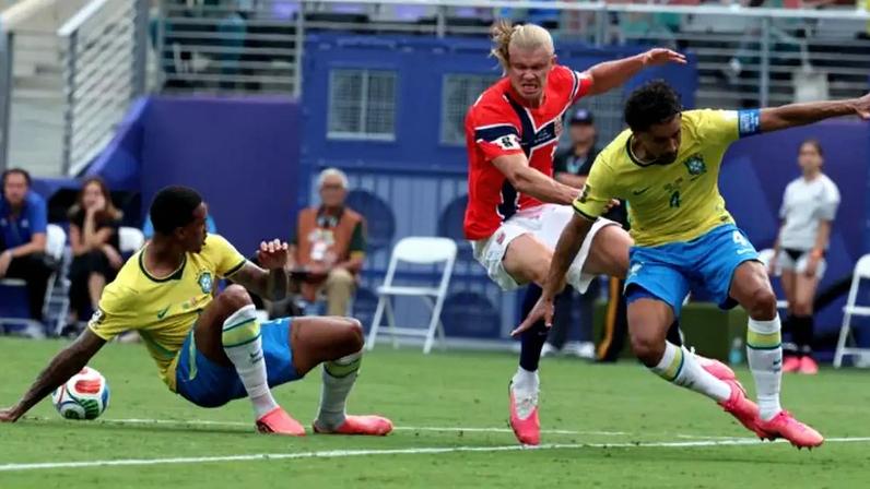 Haaland deitou e rolou contra a defesa brasileira na Copa.