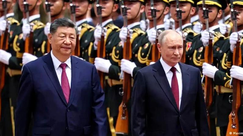 O presidente russo, Vladimir Putin, e o presidente chinês, Xi Jinping, durante cerimônia em Pequim, em maio