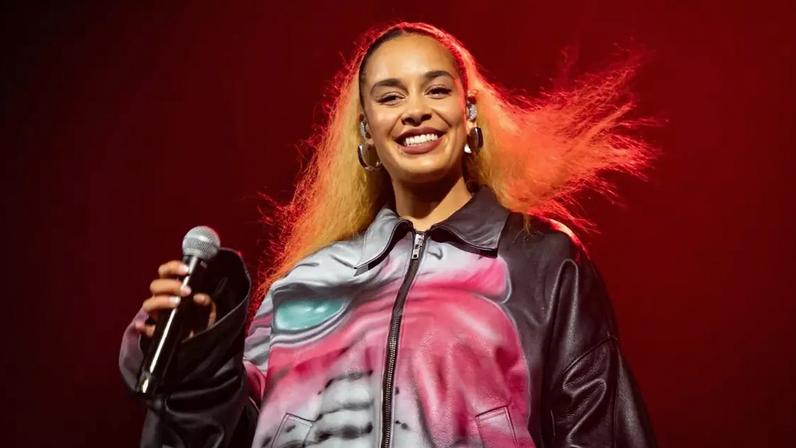 Jorja Smith no Glastonbury Festival em 2025