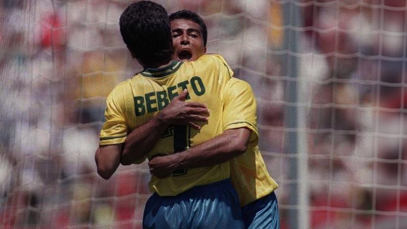 Bergkamp, da seleção holandesa, festeja gol de vitória sobre a seleção argentina na Copa de 1998